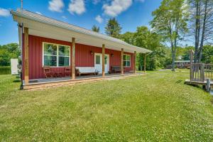 Lakeside Cottage with Porch in Pocono Mountains外面的花园