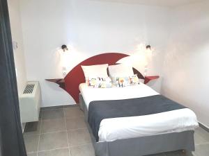 Postel nebo postele na pokoji v ubytování Brit Hotel Porte d'Espagne