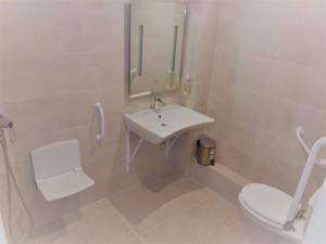 Koupelna v ubytování Brit Hotel Porte d'Espagne