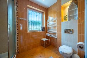 Koupelna v ubytování Apartamenty i pokoje blisko morza Gryfa Pomorskiego 54 Międzyzdroje + 114 fotografií