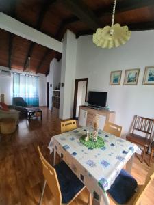 TV a/nebo společenská místnost v ubytování Apartman Daly
