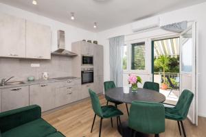 Kuchyň nebo kuchyňský kout v ubytování Bluetique Beach Apartments