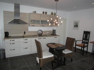 a kitchen with a table and chairs and a sink at Ferienwohnung Mauritiusstraße in Xanten