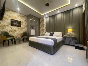 Rúm í herbergi á Hotel Croydon Int
