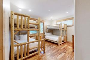 Giường trong phòng chung tại High Meadows Gem