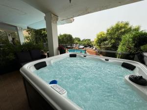Bazén v ubytování B&B Villa Nunzia nebo v jeho okolí