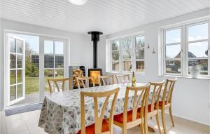 Fotografie z fotogalerie ubytování Holiday Home Glesborg With A Fireplace 7 v destinaci Bønnerup Strand