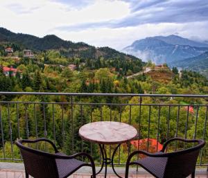 einen Tisch und zwei Stühle auf einem Balkon mit Aussicht in der Unterkunft Agathi in Pramanta