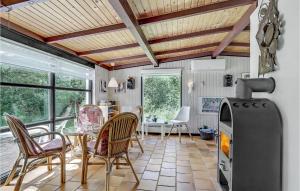 una cucina con tavolo e sedie e una sala da pranzo di Holiday Home Tovtvej Fanø Ii a Fanø