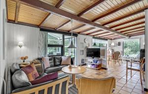 un soggiorno con un divano e un tavolo di Holiday Home Tovtvej Fanø Ii a Fanø
