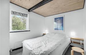 una camera da letto bianca con un letto e una finestra di Holiday Home Tovtvej Fanø Ii a Fanø Altre 18 foto