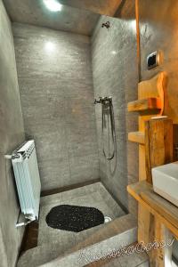a bathroom with a shower and a sink at Prawdziwy domek w górach in Nowy Targ