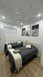 ein Schlafzimmer mit zwei Betten in einem Zimmer in der Unterkunft 2bdr Seven Mile Beach Corridor - ONE Canal Resort in George Town + 30 Fotos