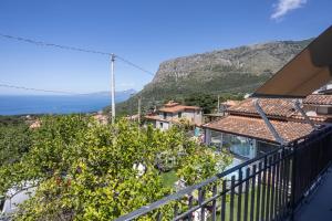 マラテーアにあるB&B La Casa di Carolinaの海と山の景色を望むバルコニー