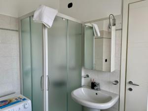 a bathroom with a sink and a shower at La casa di Paolo - Bollate centro in Bollate +9 photos
