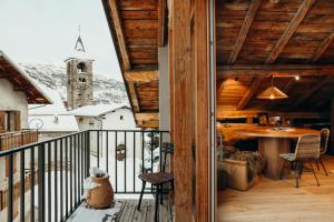 balcone con vista su una chiesa di Le Château by Lodji a Saint-Marcel Altre 22 foto