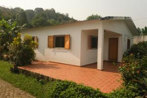 Nova CubaCasa do Rio的一座带红砖车道的小房子