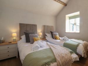 Postel nebo postele na pokoji v ubytování Meadow Syke Barn