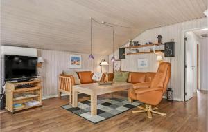 TV a/nebo společenská místnost v ubytování Holiday Home Elvervej Ålbæk Xi