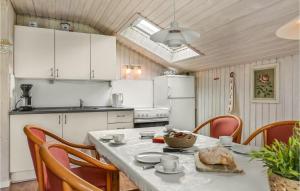 Kuchyň nebo kuchyňský kout v ubytování Holiday Home Elvervej Ålbæk Xi + 17 fotografií