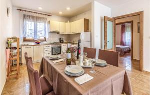 Kuchyňa alebo kuchynka v ubytovaní 2 Bedroom Beautiful Apartment In Pula