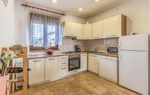 Kuchyňa alebo kuchynka v ubytovaní 2 Bedroom Beautiful Apartment In Pula