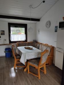 Posezení v ubytování Schönes Familien und Hunde-freundliches Ferienhaus in Strandnähe, sehr ruhige zentrale Lage + 14 fotografií
