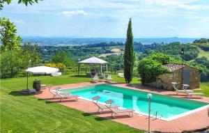 Bazén v ubytování Poggio Ai Frati nebo v jeho okolí