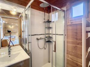 un baño con ducha y lavabo en Chalet cosy 2 étoiles, 9 pers, 4 ch, 2 sdb, terrasse sud, proche télésiège, commerces, piscine été - FR-1-417-5, en La Toussuire