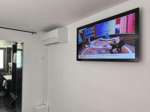 TV a/nebo společenská místnost v ubytování Brit Hotel Porte d'Espagne
