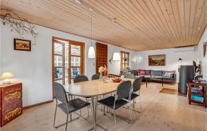 Posezení v ubytování Pet Friendly Home In Videbæk With Wifi