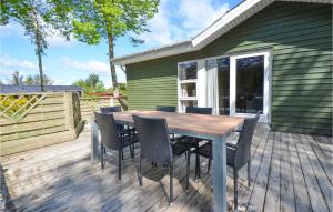 un tavolo e sedie in legno su una terrazza di Holiday Home Ebeltoft With Fireplace I a Ebeltoft Altre 17 foto