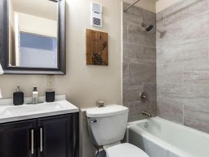 Ένα μπάνιο στο Mountain Flurry Quaint Condo near PCM +13 φωτογραφίες