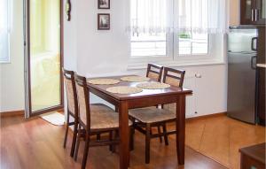 Kuchyňa alebo kuchynka v ubytovaní 1 Bedroom Nice Apartment In Kolobrzeg