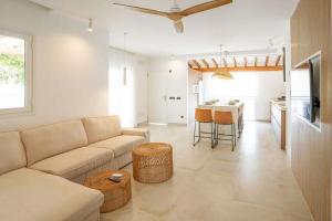 a living room with a couch and a table at Residencial Bogamar&iacute; in San Antonio Bay