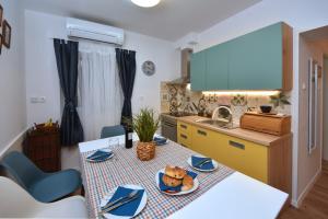 a kitchen with a table with a plate of food on it at Studio Apartman Ivan in Novigrad Dalmatia