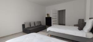 Łóżko lub łóżka w pokoju w obiekcie CITY VIEW Saperów II - klimatyzacja, przy parku