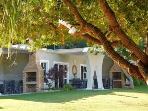 爱德华港Lodge Azure的一栋房子前面有一棵树