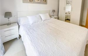A bed or beds in a room at Cozy Apartment In Estepona With Wifi Még 5 kép