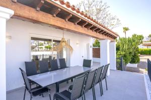 a dining area with a table and chairs on a patio at Residencial Bogamar&iacute; in San Antonio Bay