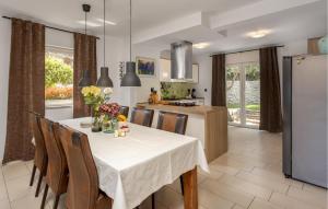 Köök või kööginurk majutusasutuses 4 Bedroom Beautiful Home In Opatija