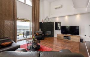 Televiisor ja/või meelelahutuskeskus majutusasutuses 4 Bedroom Beautiful Home In Opatija