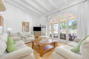 Una sala de estar con dos sofás y una mesa de café. en Finca Son Sanxo, en Alaior