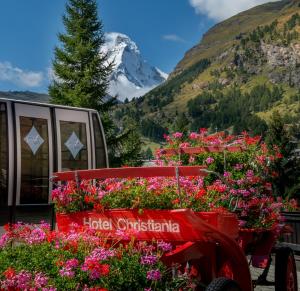 Nespecifikovaný výhled na hory nebo výhled na hory při pohledu z hotelu
