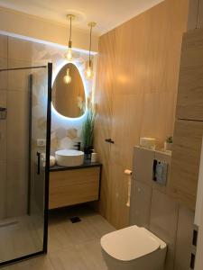 ein Badezimmer mit Toilette, Waschbecken und Dusche in der Unterkunft Anda3 in Mamaia