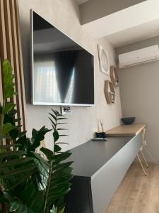 Zimmer mit einem Schreibtisch und einem Spiegel an der Wand in der Unterkunft Anda3 in Mamaia