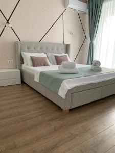 ein Schlafzimmer mit einem großen Bett mit zwei Handtüchern darauf in der Unterkunft Anda3 in Mamaia