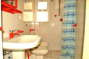 ein Badezimmer mit Waschbecken und Toilette und einem Fenster in der Unterkunft Casa vacanza Nyota pt60 x 4 ospiti in Torre dell'Orso