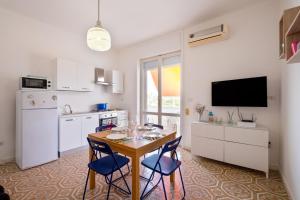 Η κουζίνα ή μικρή κουζίνα στο A due passi dal mare