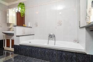 Un baño blanco con bañera y lavabo. en La Casa Di Jano, en Francavilla di Sicilia 15 fotos más